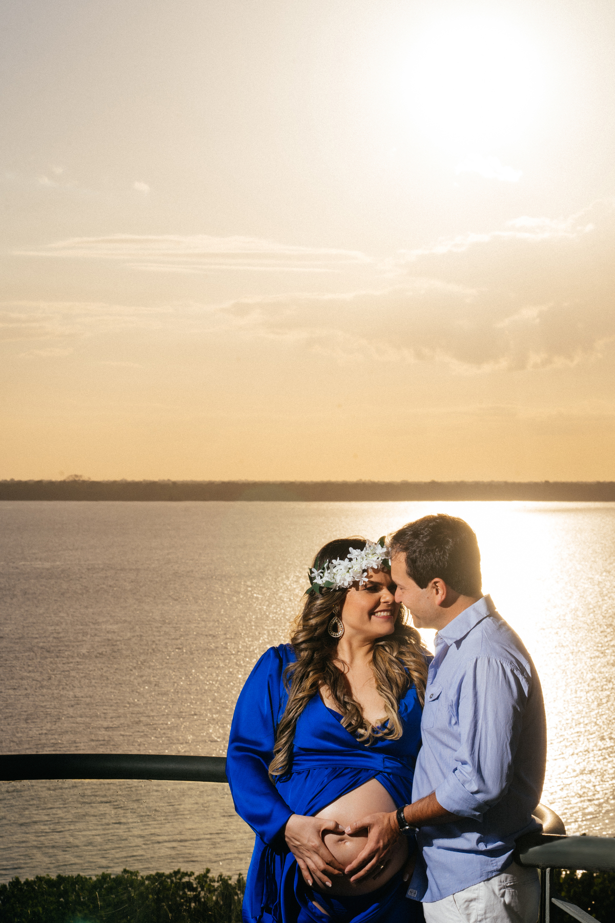 ensaio fotográfico com fotografo paraense Gui Sampaio eternizando momentos no mangal das garças em Belém de grávidos gestante no por do sol vou ter bebe com registro longo da gravides com seu marido com book externo na natureza abençoados por deus e amor