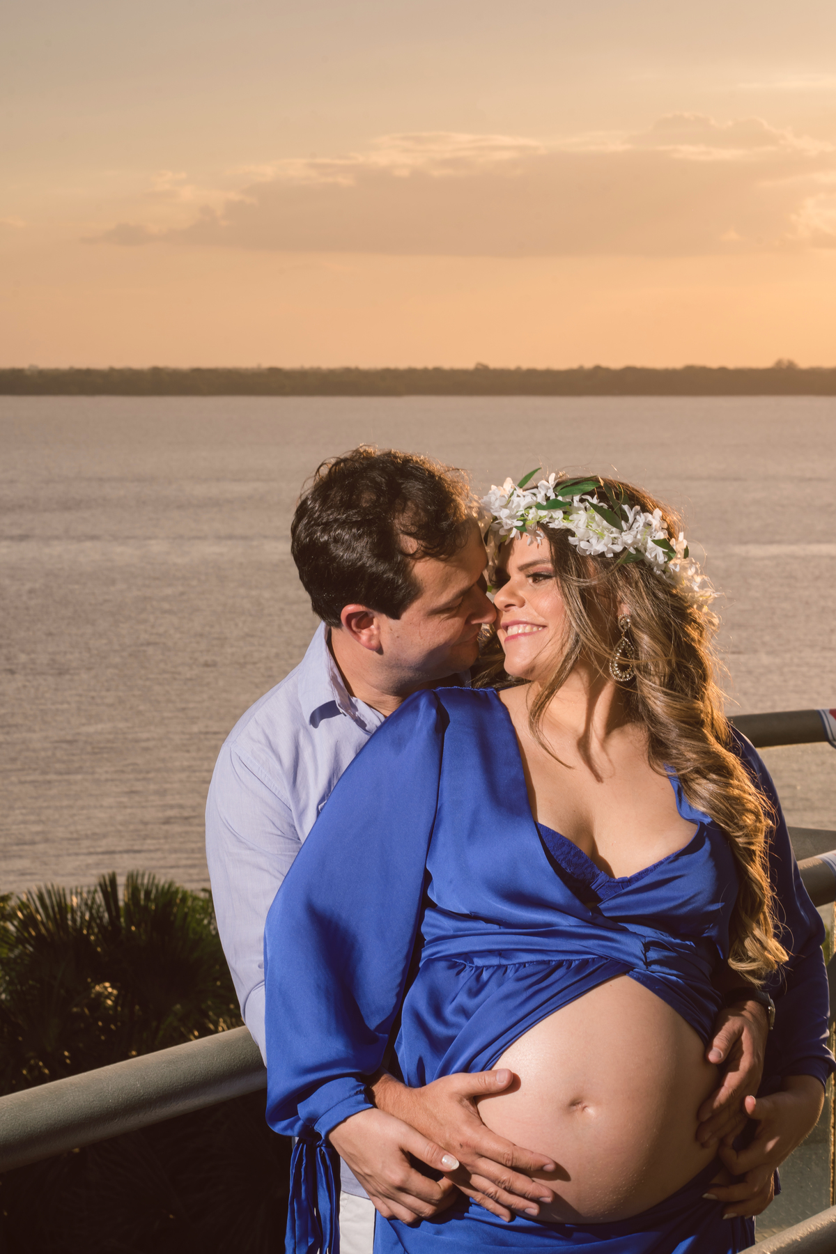ensaio fotográfico com fotografo paraense Gui Sampaio eternizando momentos no mangal das garças em Belém de grávidos gestante no por do sol vou ter bebe com registro longo da gravides com seu marido com book externo na natureza abençoados por deus e amor