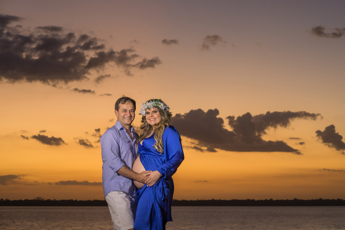 ensaio fotográfico com fotografo paraense Gui Sampaio eternizando momentos no mangal das garças em Belém de grávidos gestante no por do sol vou ter bebe com registro longo da gravides com seu marido com book externo na natureza abençoados por deus e amor