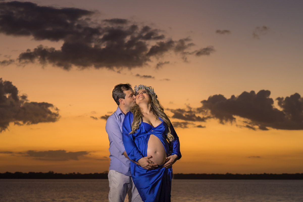 ensaio fotográfico com fotografo paraense Gui Sampaio eternizando momentos no mangal das garças em Belém de grávidos gestante no por do sol vou ter bebe com registro longo da gravides com seu marido com book externo na natureza abençoados por deus e amor