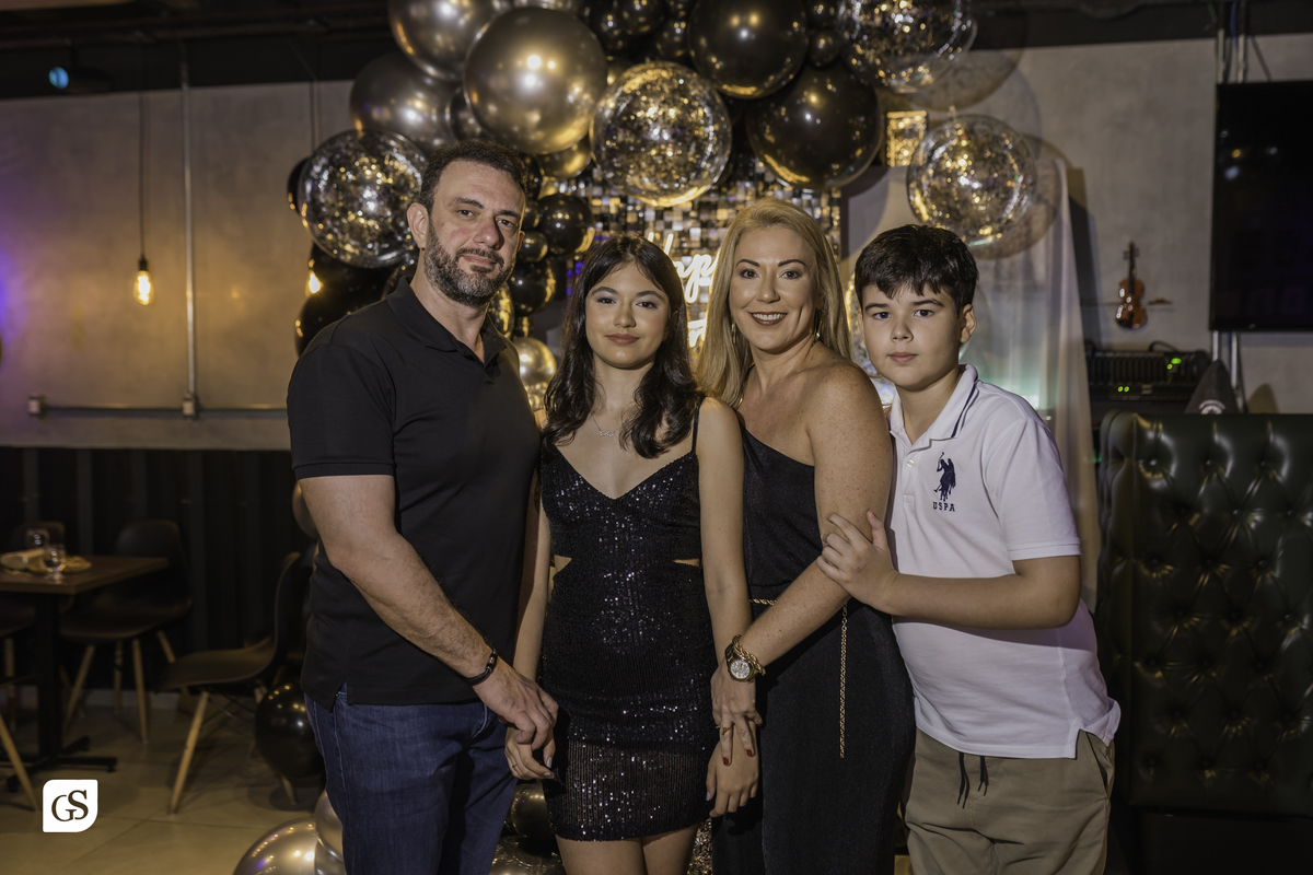 cobertura fotografica com fotógrafo paraense gui sampaio no gramophone café em belém do pará dos 13 anos da linda aniversariante comemorando com sua familia e amigos em uma festa memoravel 