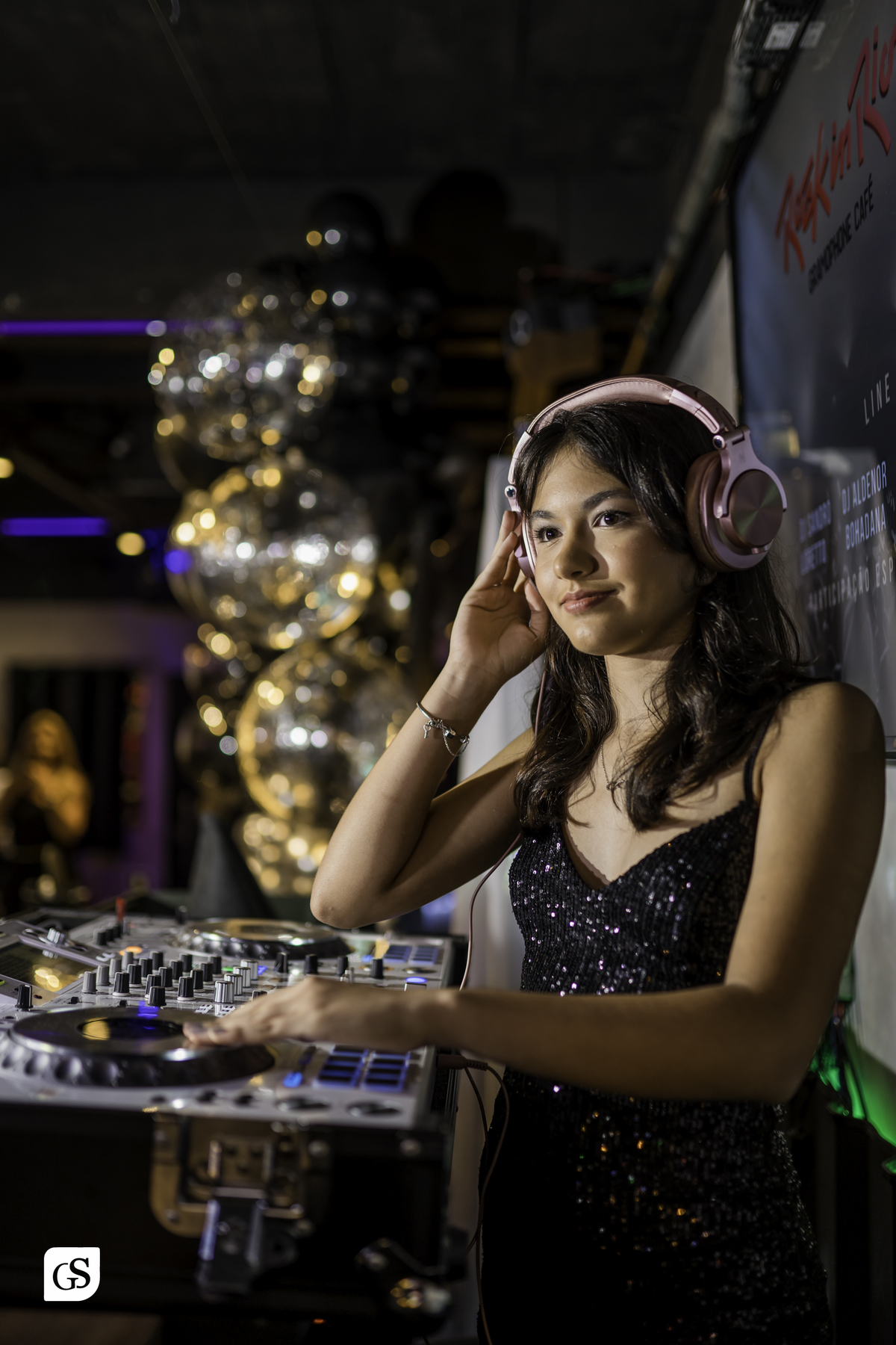 cobertura fotografica com fotógrafo paraense gui sampaio no gramophone café em belém do pará dos 13 anos da linda aniversariante comemorando com sua familia e amigos em uma festa memoravel 