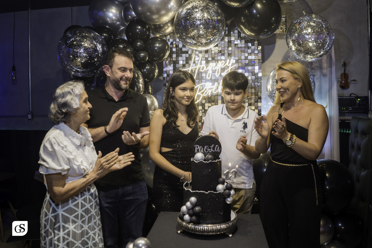 cobertura fotografica com fotógrafo paraense gui sampaio no gramophone café em belém do pará dos 13 anos da linda aniversariante comemorando com sua familia e amigos em uma festa memoravel 