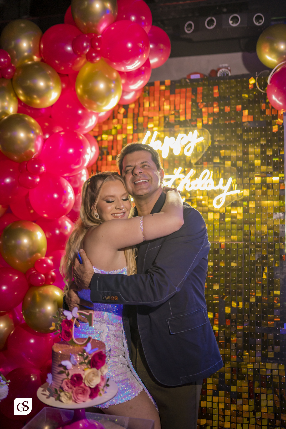 cobertura fotografica com fotógrafo paraense gui sampaio no gramophone café em belém do pará dos 20 anos da linda aniversariante comemorando com sua familia e amigos em uma festa memoravel 