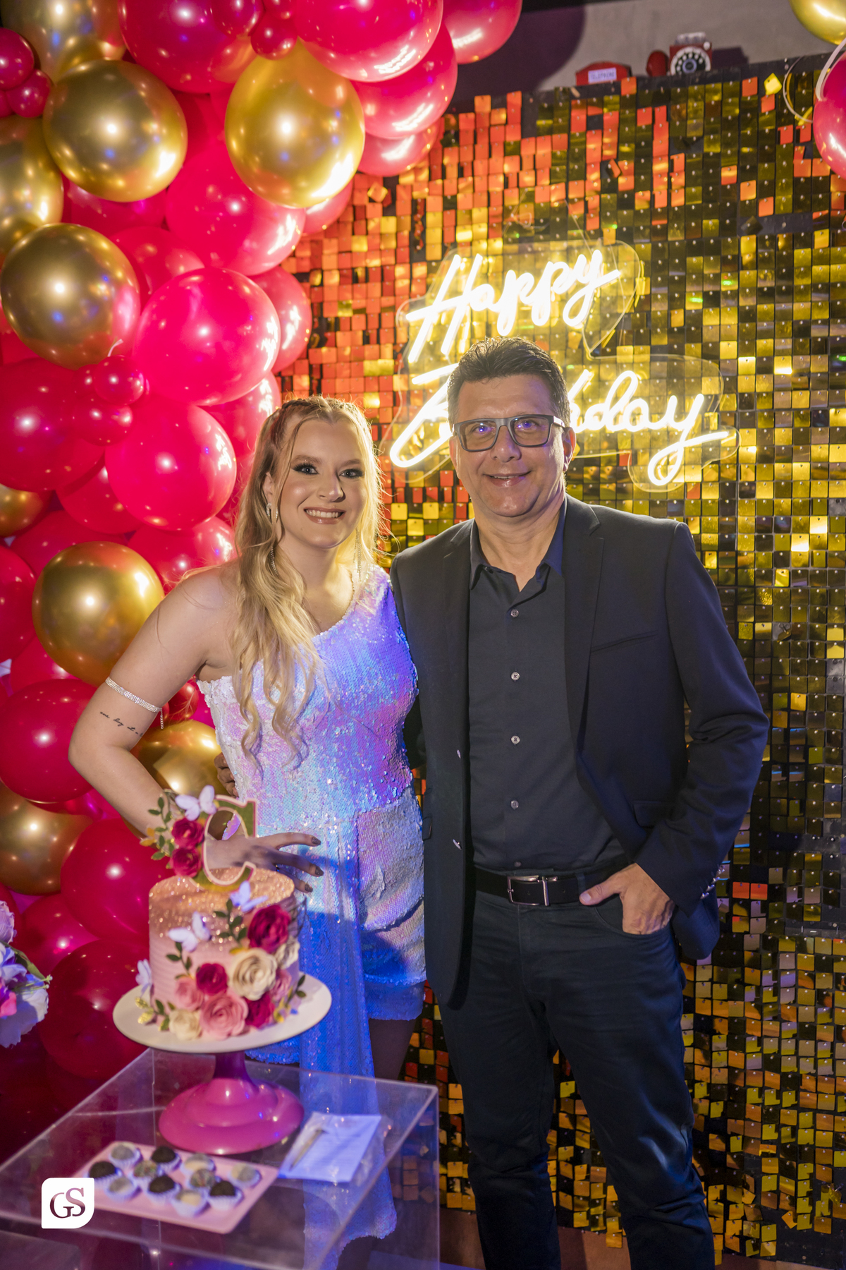 cobertura fotografica com fotógrafo paraense gui sampaio no gramophone café em belém do pará dos 20 anos da linda aniversariante comemorando com sua familia e amigos em uma festa memoravel 