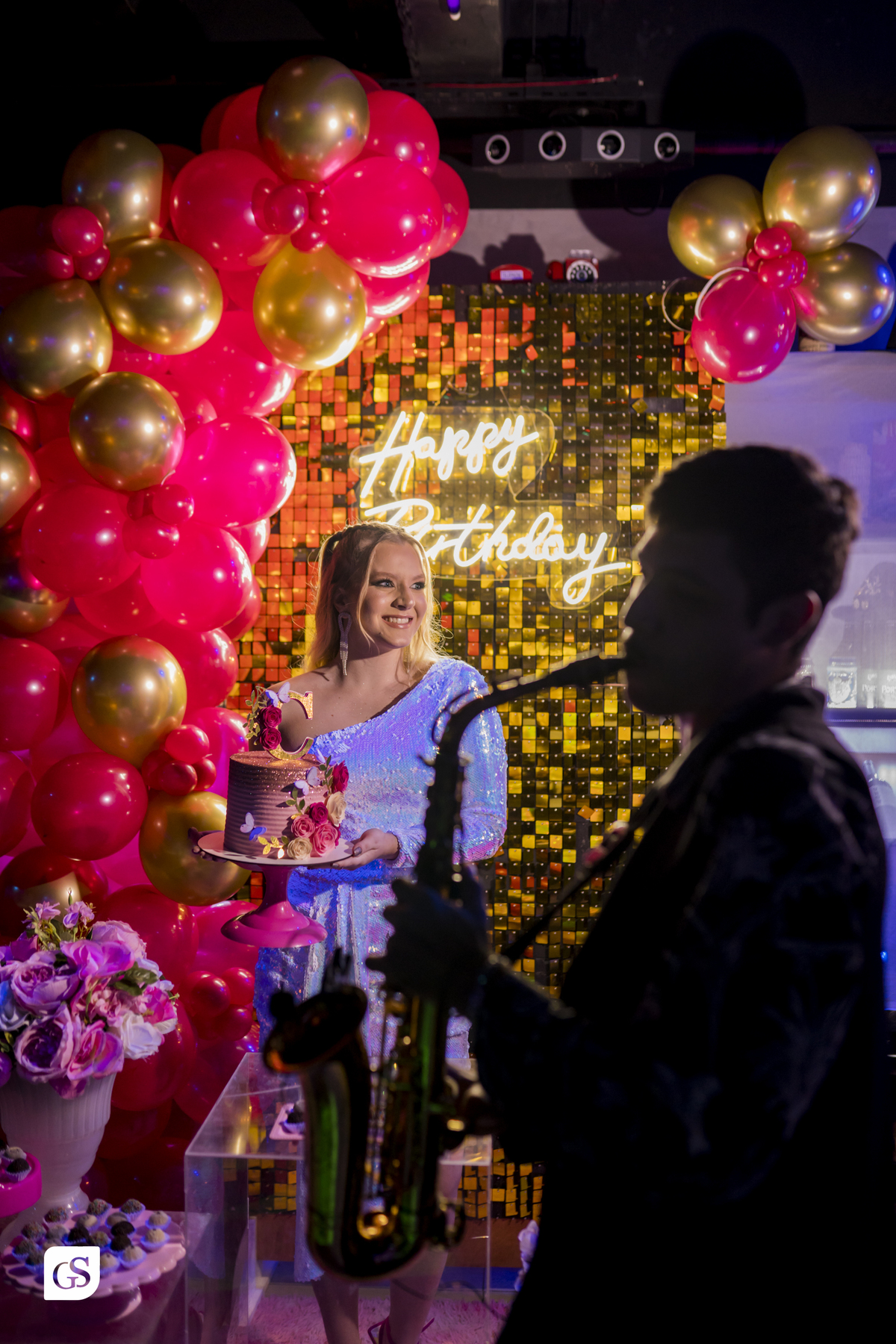 cobertura fotografica com fotógrafo paraense gui sampaio no gramophone café em belém do pará dos 20 anos da linda aniversariante comemorando com sua familia e amigos em uma festa memoravel 