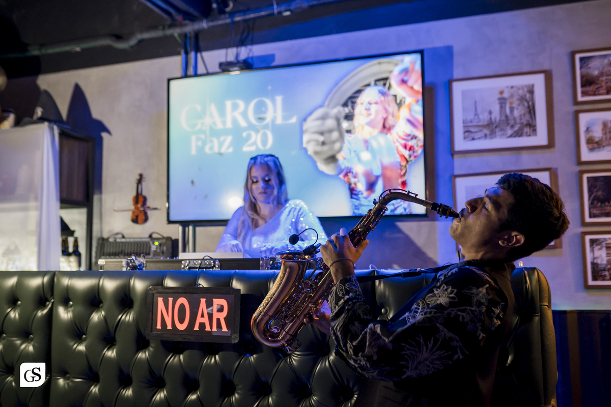 cobertura fotografica com fotógrafo paraense gui sampaio no gramophone café em belém do pará dos 20 anos da linda aniversariante comemorando com sua familia e amigos em uma festa memoravel 