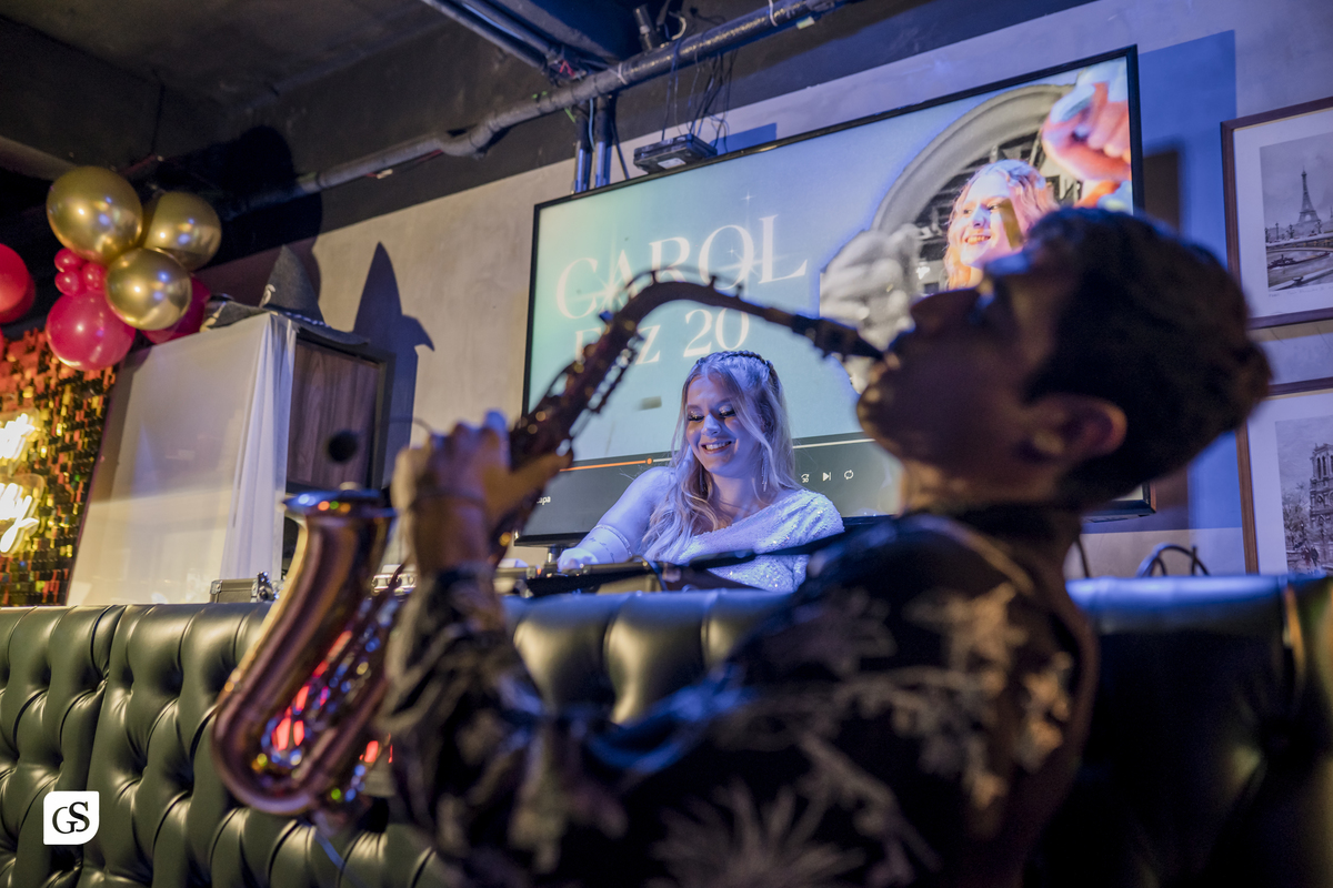 cobertura fotografica com fotógrafo paraense gui sampaio no gramophone café em belém do pará dos 20 anos da linda aniversariante comemorando com sua familia e amigos em uma festa memoravel 