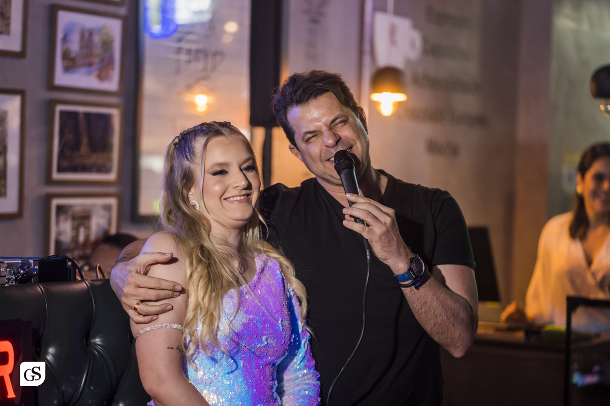 cobertura fotografica com fotógrafo paraense gui sampaio no gramophone café em belém do pará dos 20 anos da linda aniversariante comemorando com sua familia e amigos em uma festa memoravel 