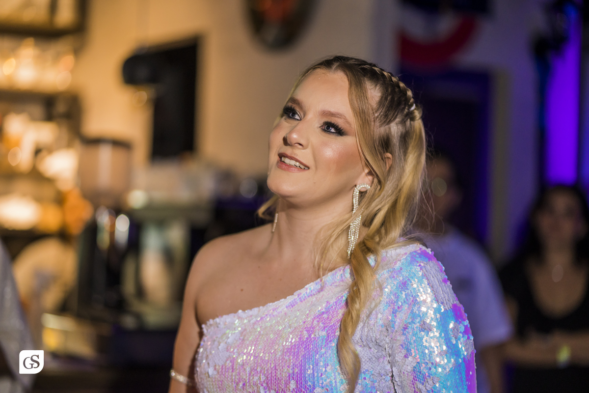 cobertura fotografica com fotógrafo paraense gui sampaio no gramophone café em belém do pará dos 20 anos da linda aniversariante comemorando com sua familia e amigos em uma festa memoravel 