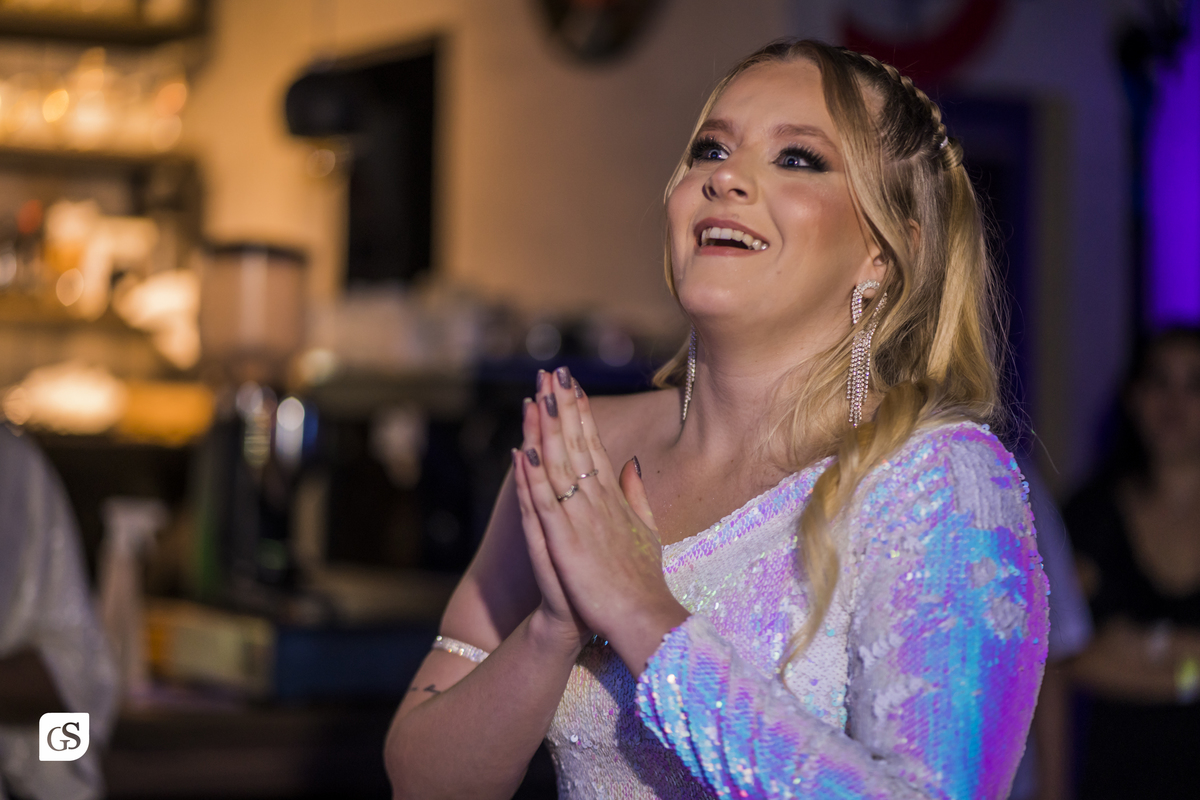 cobertura fotografica com fotógrafo paraense gui sampaio no gramophone café em belém do pará dos 20 anos da linda aniversariante comemorando com sua familia e amigos em uma festa memoravel 