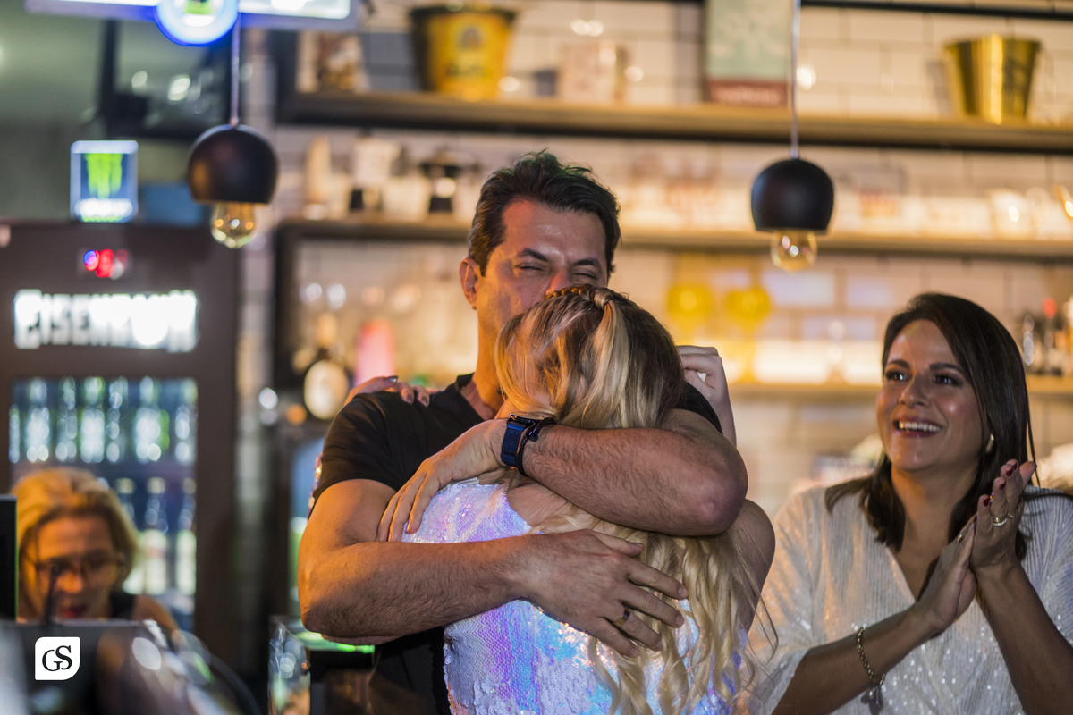 cobertura fotografica com fotógrafo paraense gui sampaio no gramophone café em belém do pará dos 20 anos da linda aniversariante comemorando com sua familia e amigos em uma festa memoravel 