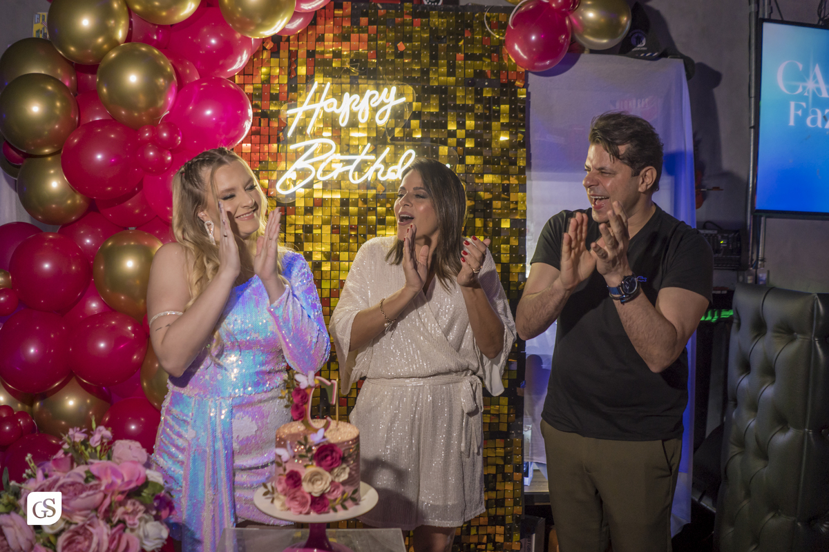 cobertura fotografica com fotógrafo paraense gui sampaio no gramophone café em belém do pará dos 20 anos da linda aniversariante comemorando com sua familia e amigos em uma festa memoravel 