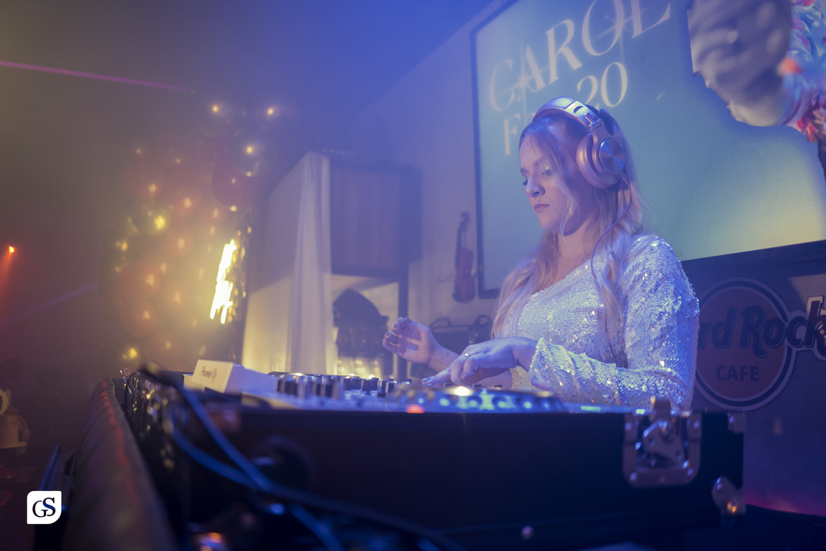 cobertura fotografica com fotógrafo paraense gui sampaio no gramophone café em belém do pará dos 20 anos da linda aniversariante comemorando com sua familia e amigos em uma festa memoravel 