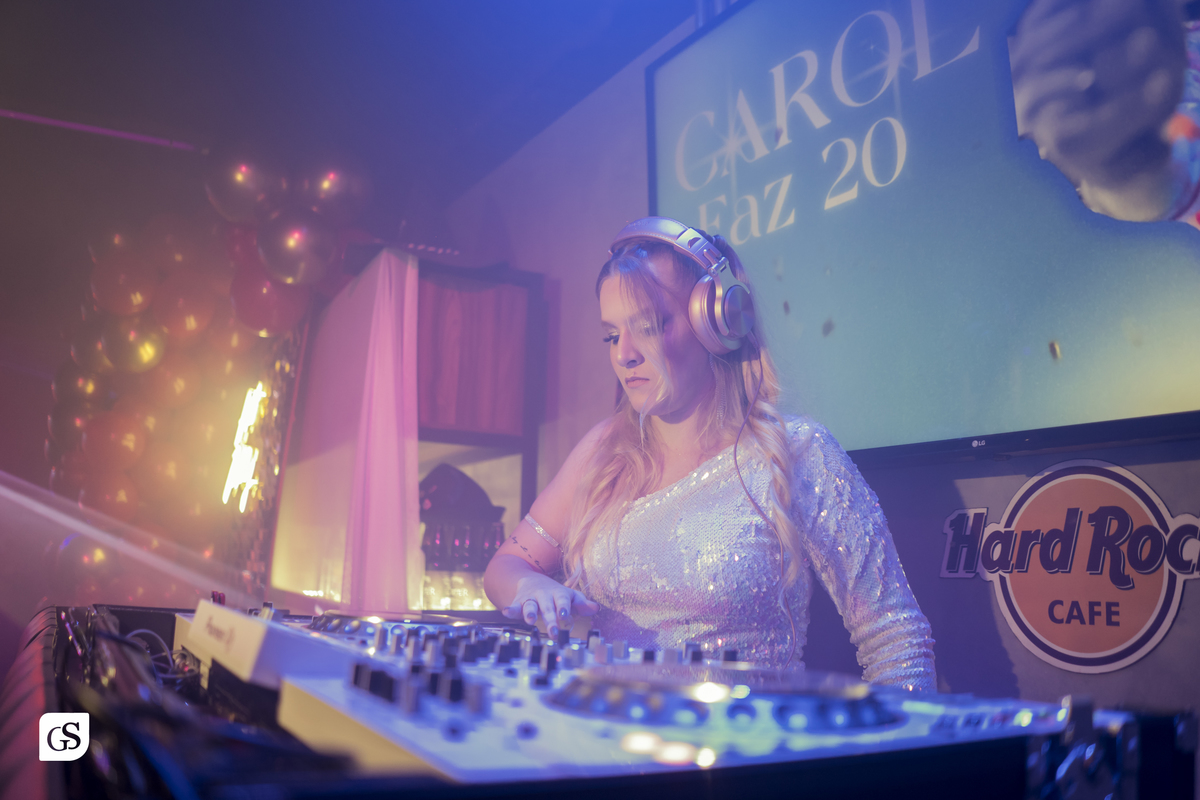 cobertura fotografica com fotógrafo paraense gui sampaio no gramophone café em belém do pará dos 20 anos da linda aniversariante comemorando com sua familia e amigos em uma festa memoravel 