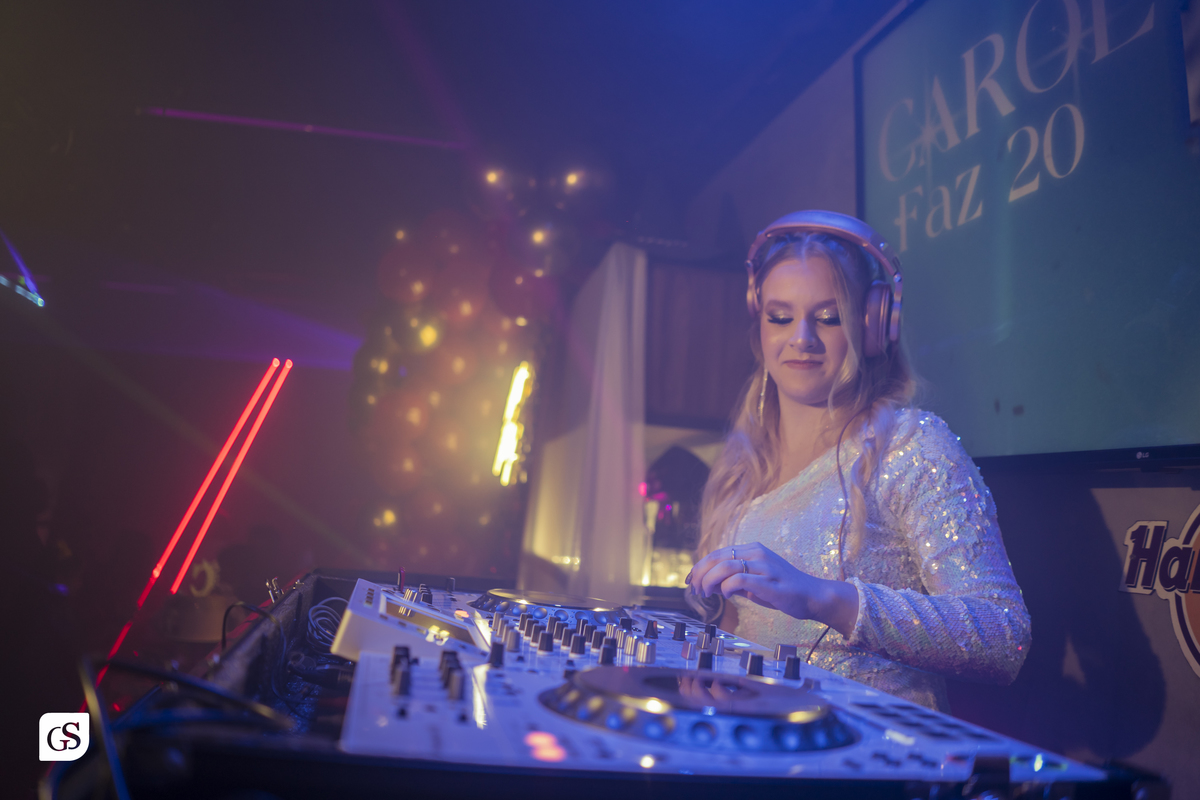 cobertura fotografica com fotógrafo paraense gui sampaio no gramophone café em belém do pará dos 20 anos da linda aniversariante comemorando com sua familia e amigos em uma festa memoravel 
