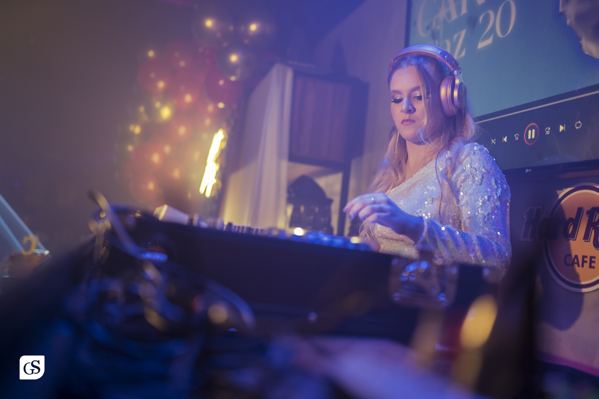 cobertura fotografica com fotógrafo paraense gui sampaio no gramophone café em belém do pará dos 20 anos da linda aniversariante comemorando com sua familia e amigos em uma festa memoravel 