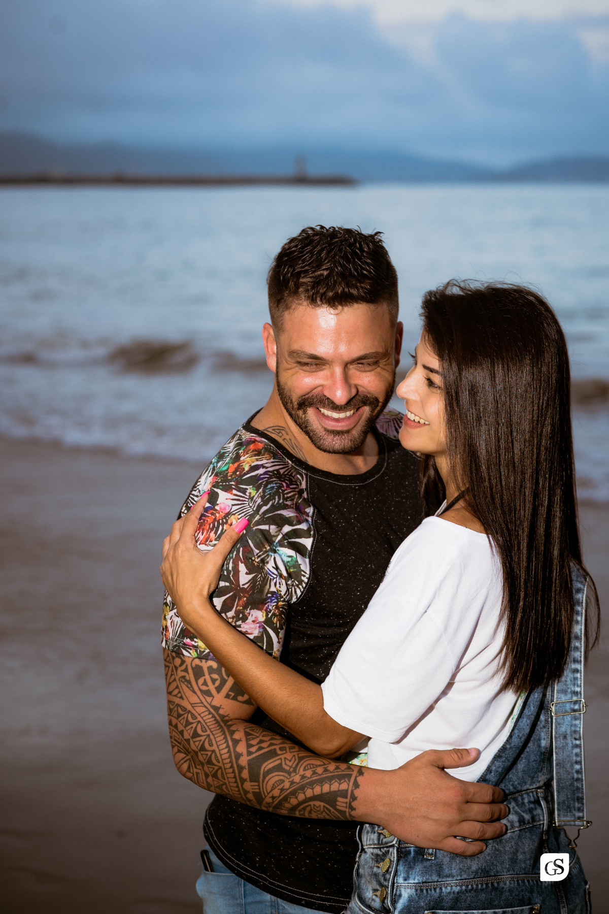 ensaio fotográfico de noivos na praia de Itajai SC