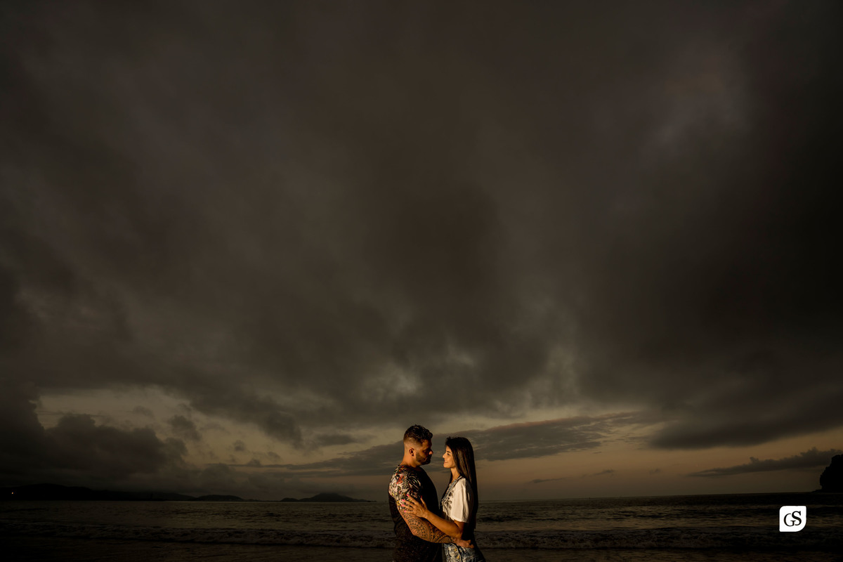 ensaio fotográfico de noivos na praia de Itajai SC