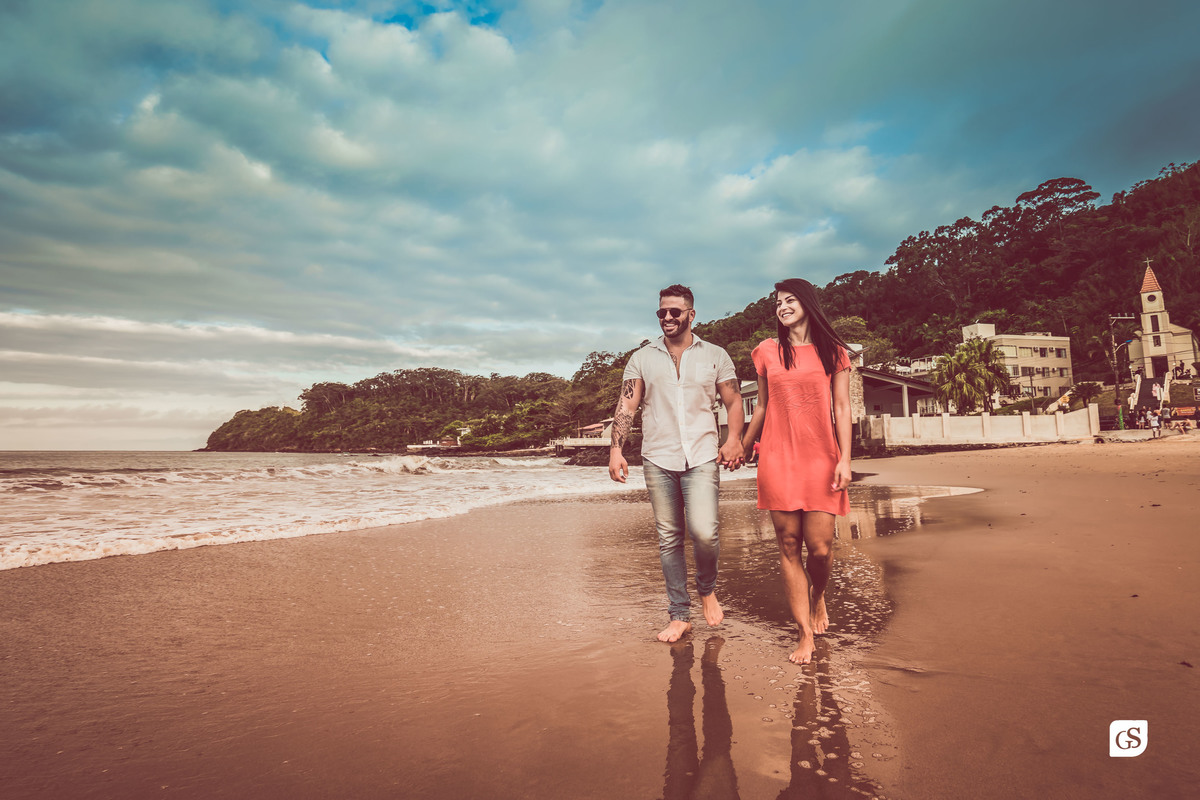 ensaio fotográfico de noivos andando na praia de Itajai SC