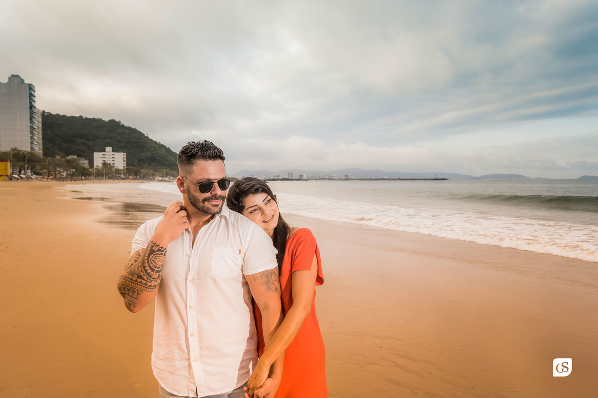 ensaio fotográfico de noivos na praia de Itajai SC