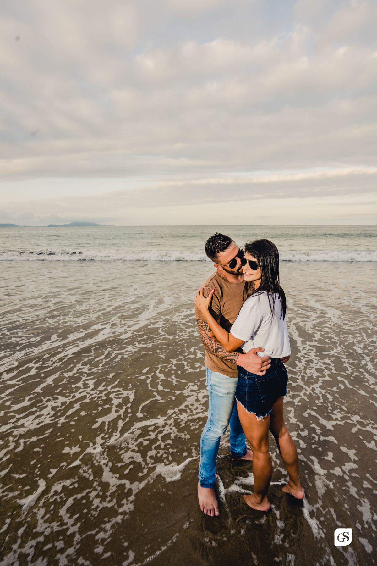ensaio fotográfico de noivos se beijando na praia de Itajai SC