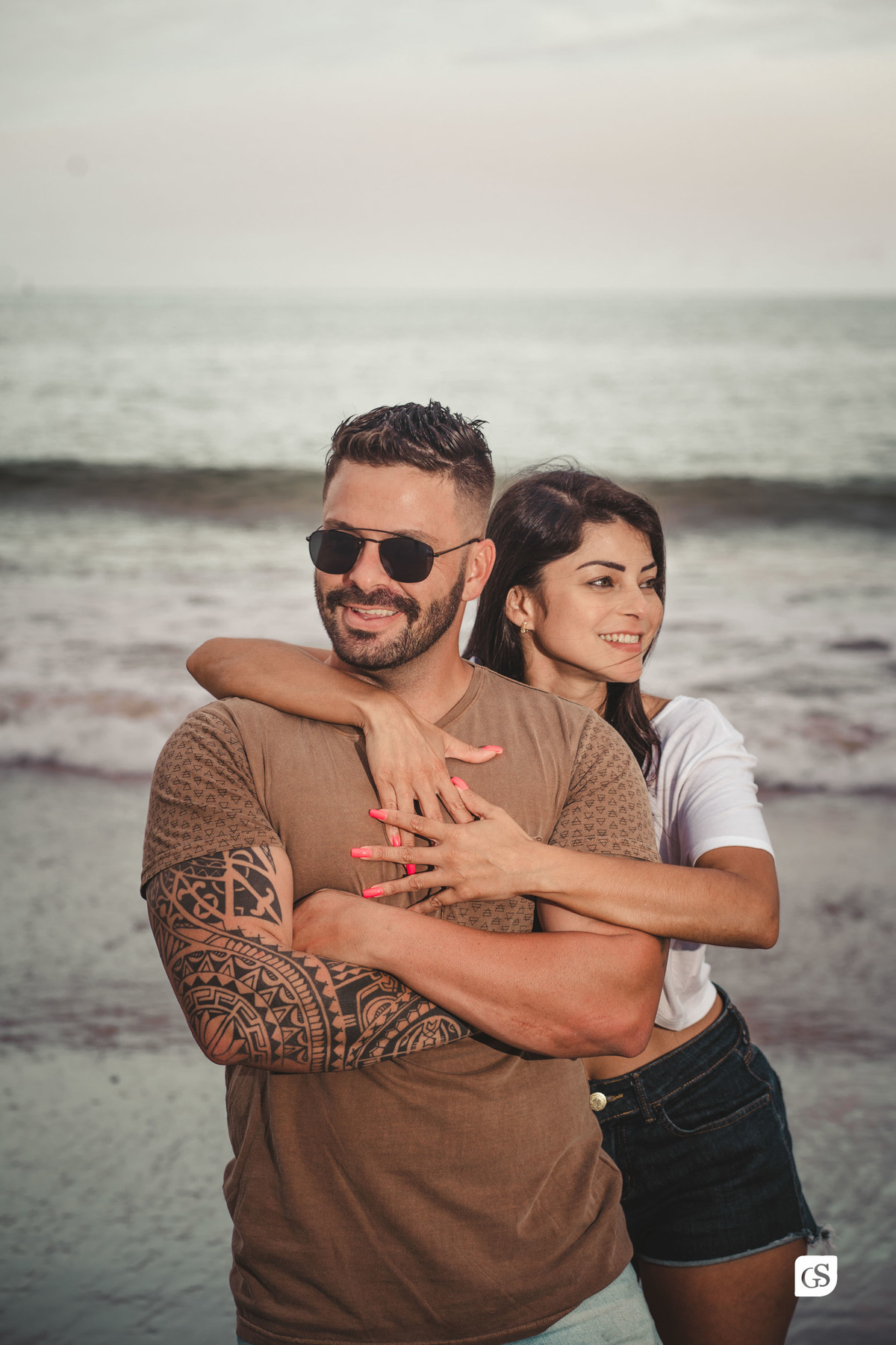 ensaio fotográfico de noivos abraçados  na praia de Itajai SC