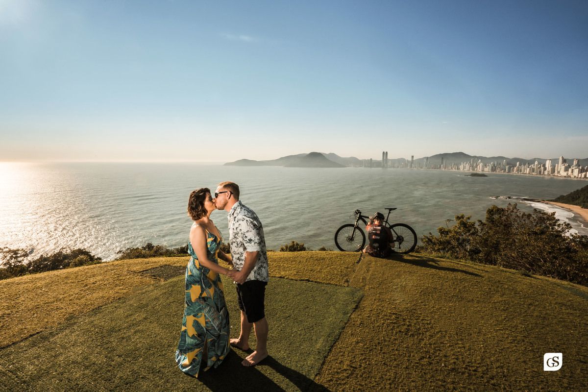 ensaio de casal se beijando no morro do careca em balneário camboriú