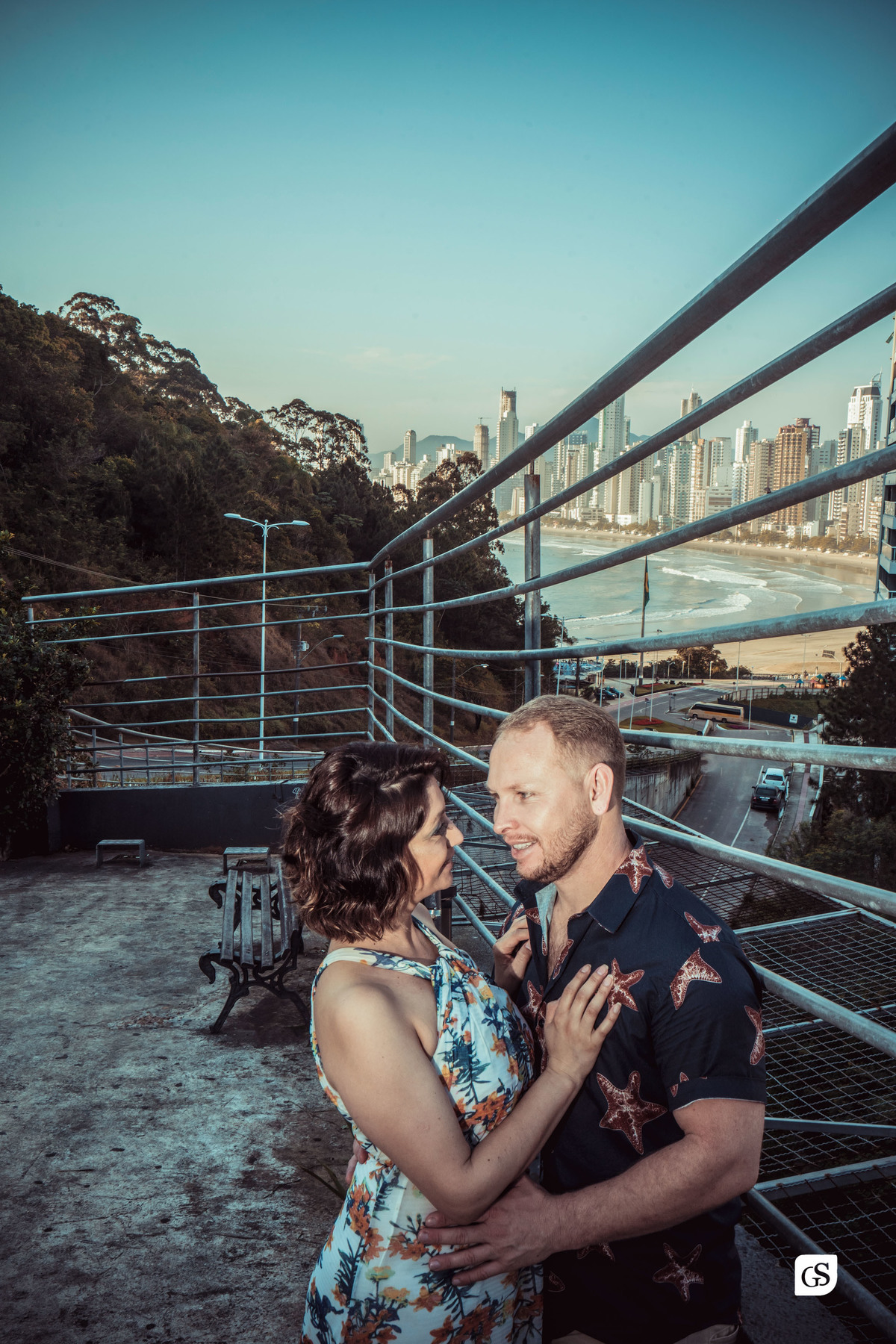ensaio fotográfico de casal noivos no morro do careca  na praia de balneário 