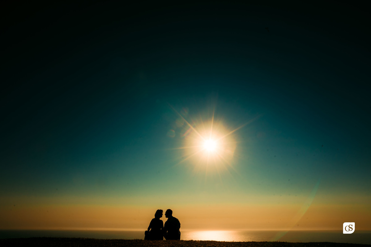 ensaio fotográfico de casal noivos no morro do careca por do sol silhueta na praia de balneário 