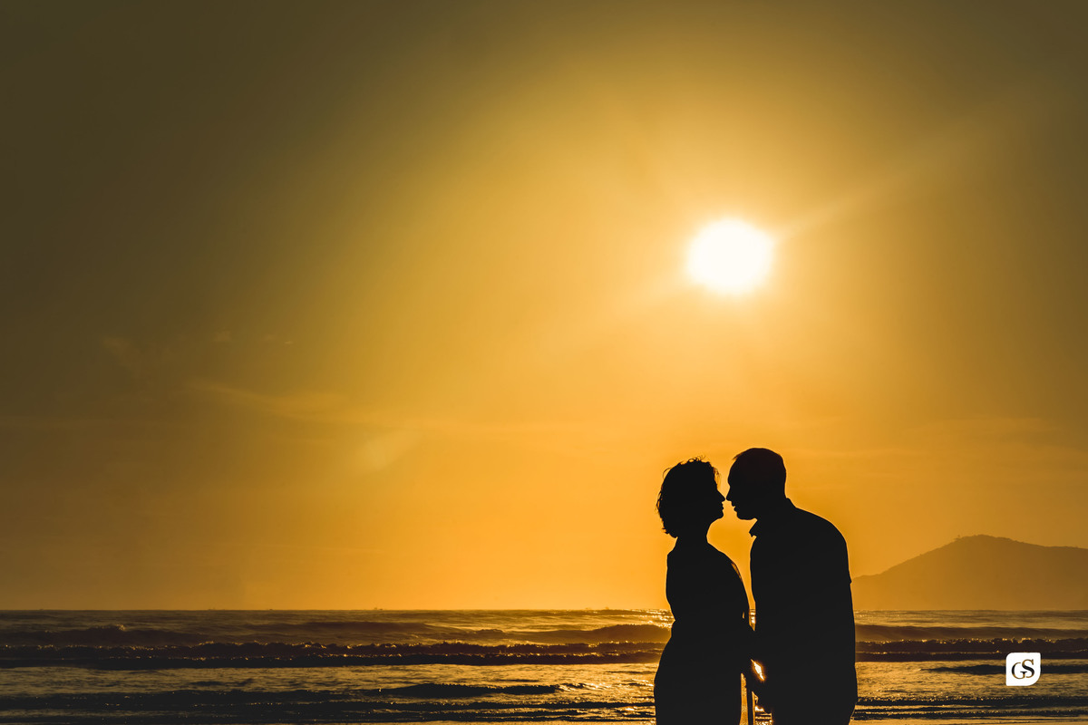 ensaio fotográfico de casal noivos no morro do careca por do sol silhueta na praia de balneário camboriú SC