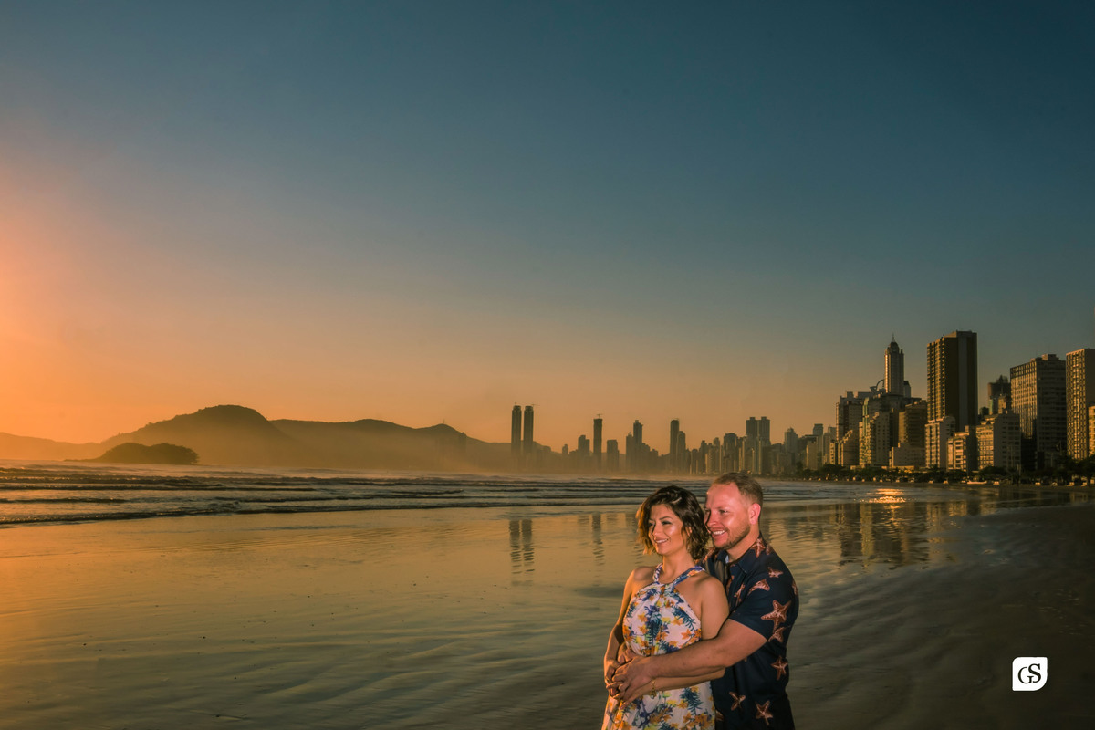 ensaio fotográfico de casal noivos se abraçando  na praia de balneário camboriú SC