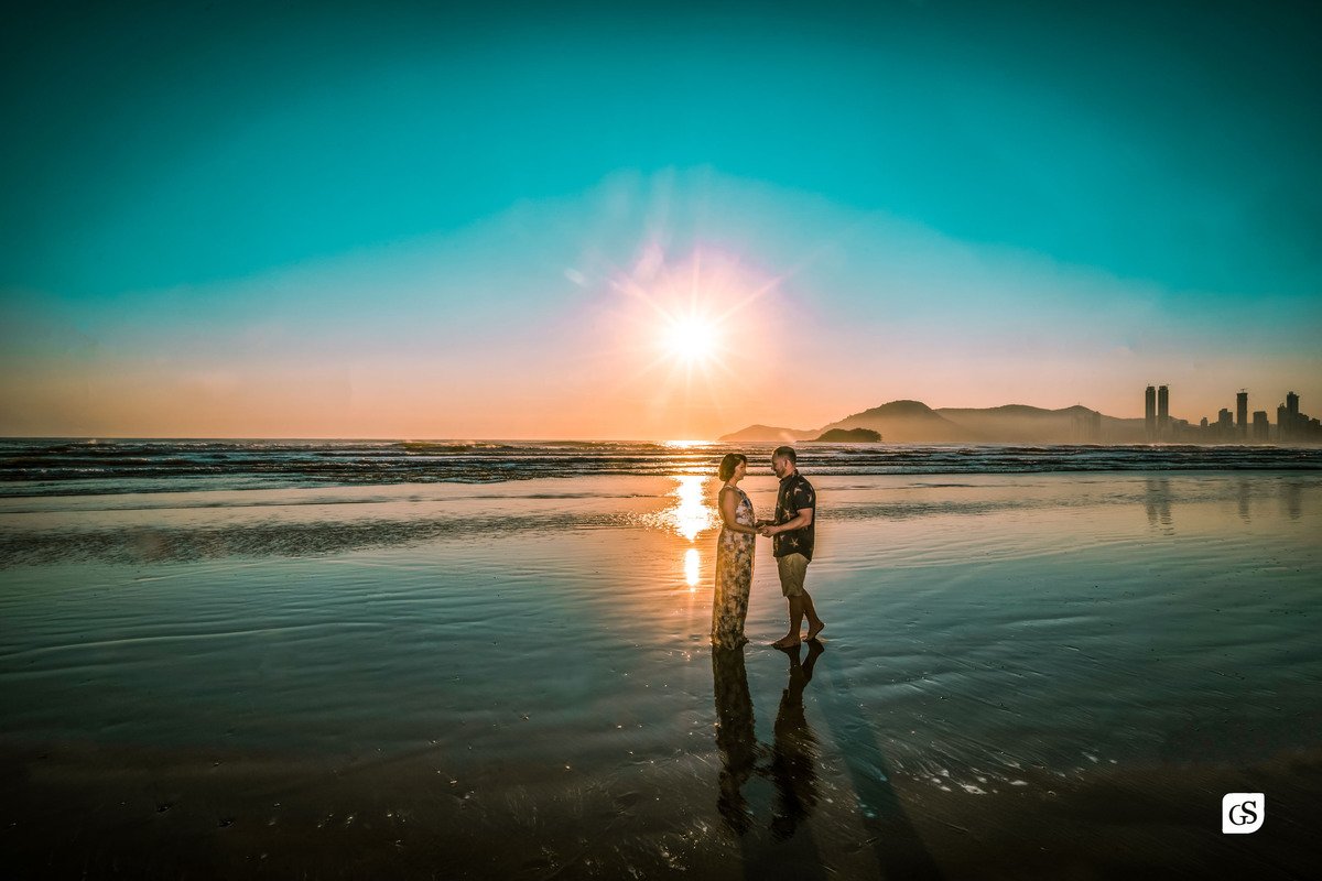 ensaio fotográfico de casal noivos na praia de balneário camboriú SC