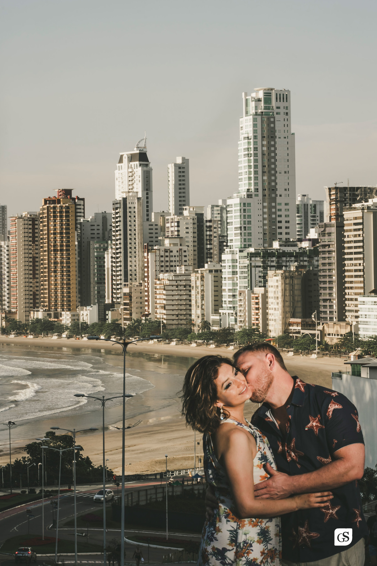 ensaio fotográfico de casal noivos na praia de balneário camboriú SC