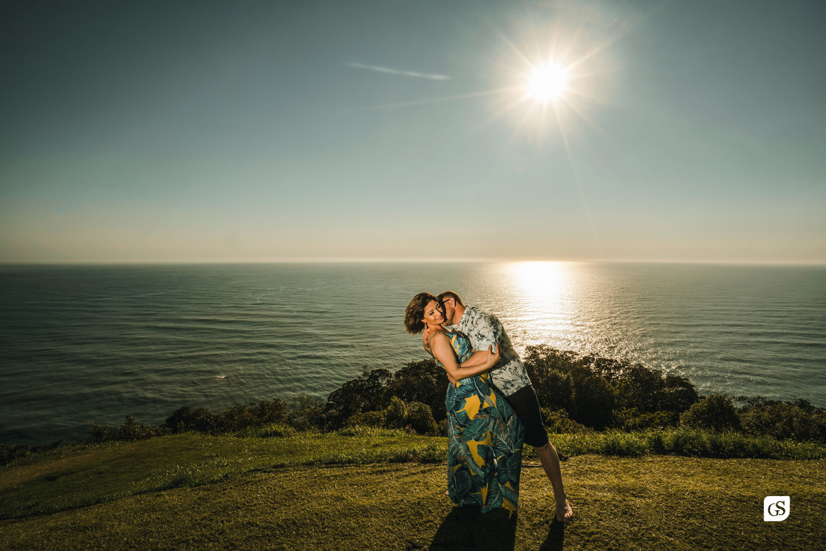 ensaio fotográfico de casal noivos no morro do careca  na praia de balneário camboriú SC