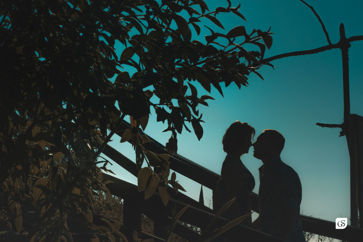 ensaio fotográfico de casal noivos no morro do careca por do sol silhueta na praia de balneário 