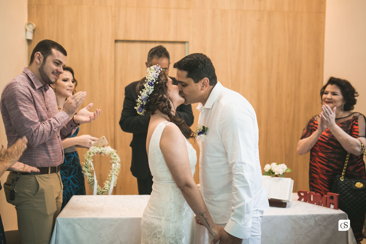 casamento civil no cartório  Belém PA momento da aliança beijo