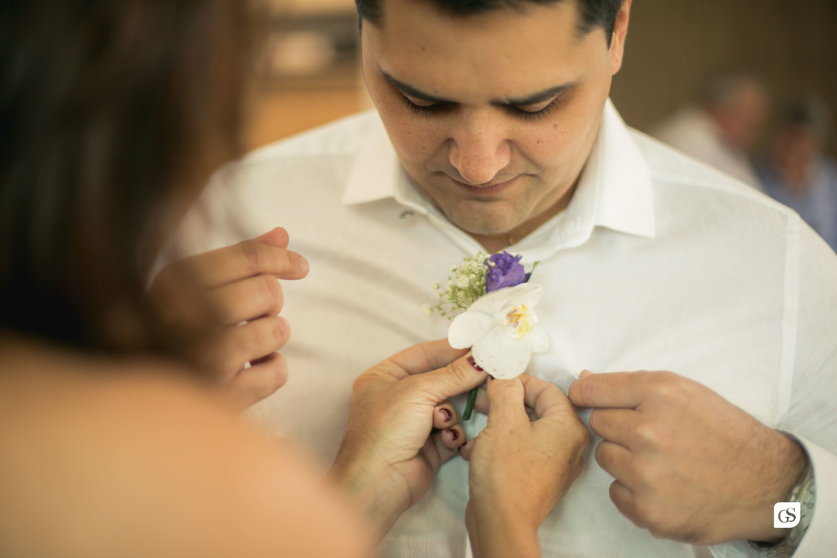 casamento civil no cartório  Belém PA noiva ajeitando noivo