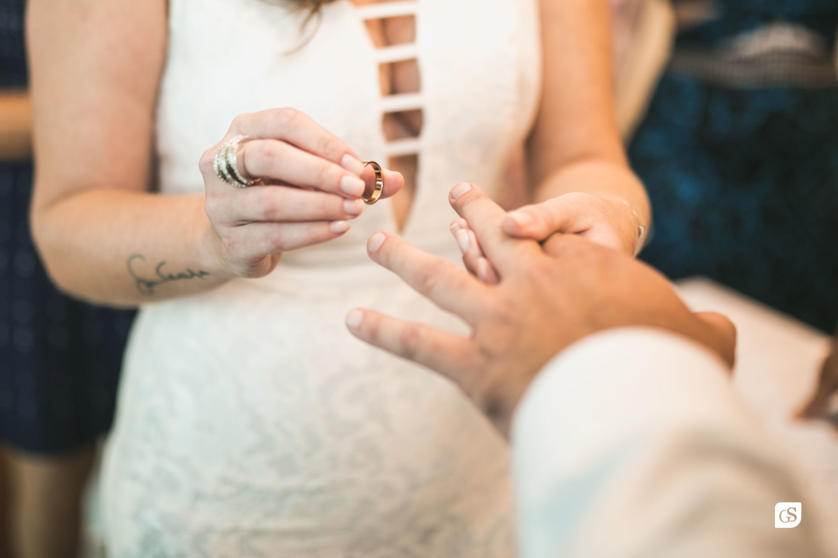 casamento civil no cartório  Belém PA momento da aliança 