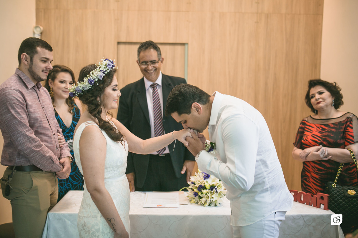 casamento civil no cartório  Belém PA momento da aliança beijando a mão da noiva