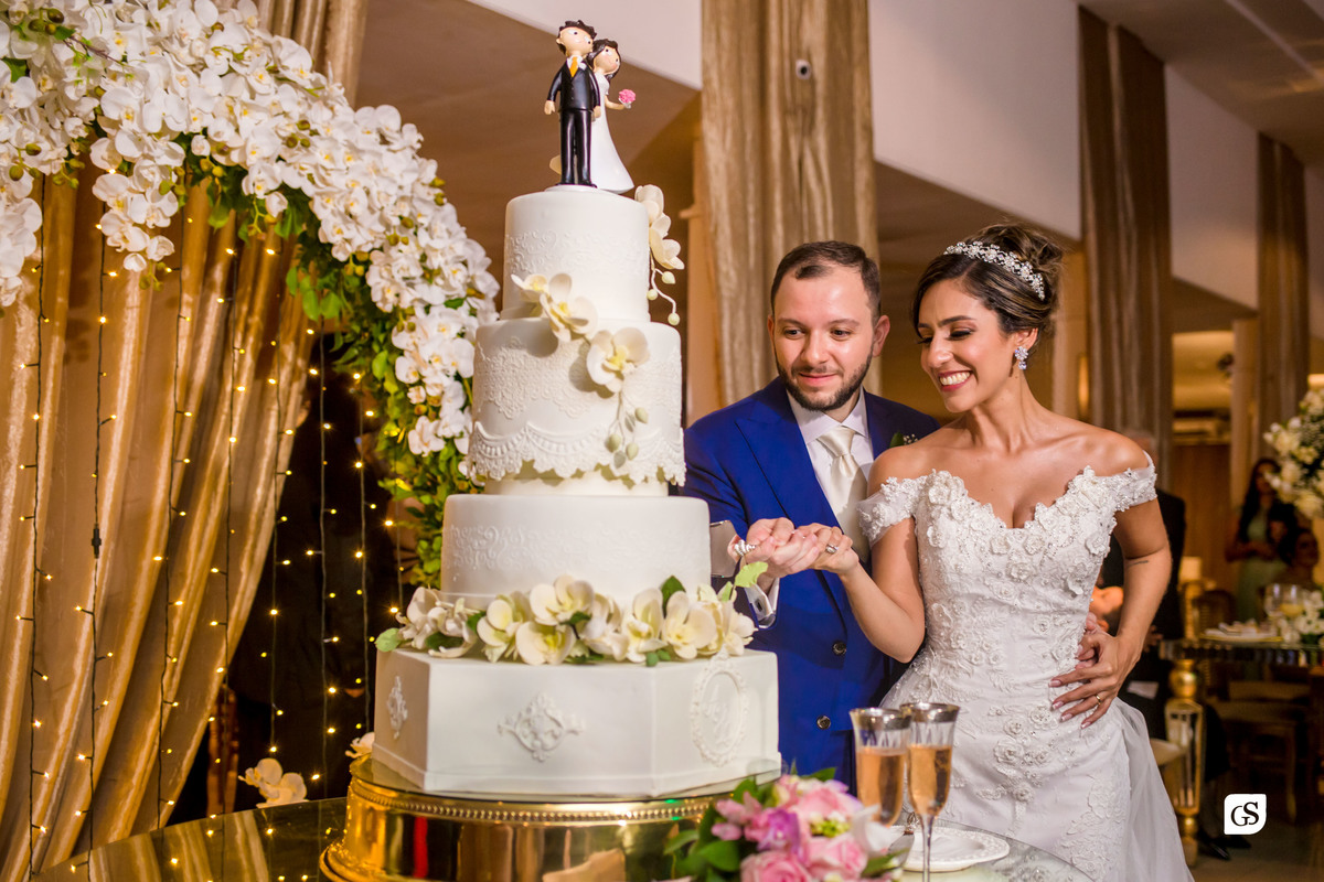 noivos cortando bolo na recepção