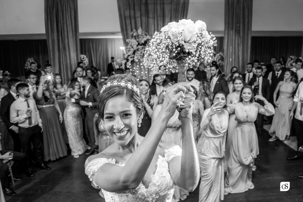 noiva jogando bouquet na recepção