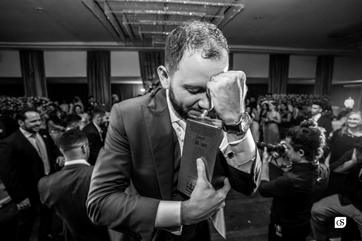 noivo joga bebida na recepção