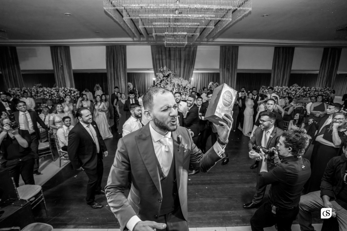 noivo joga bebida na recepção