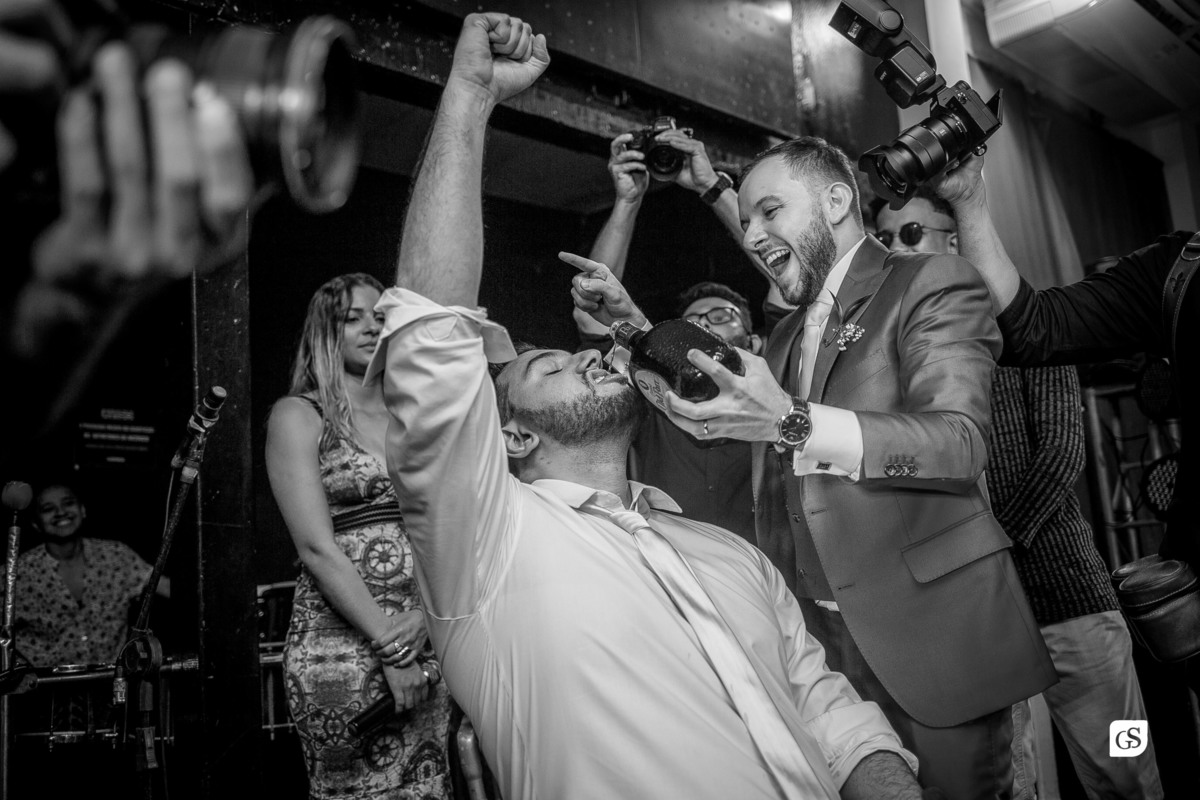 noivo joga bebida na recepção