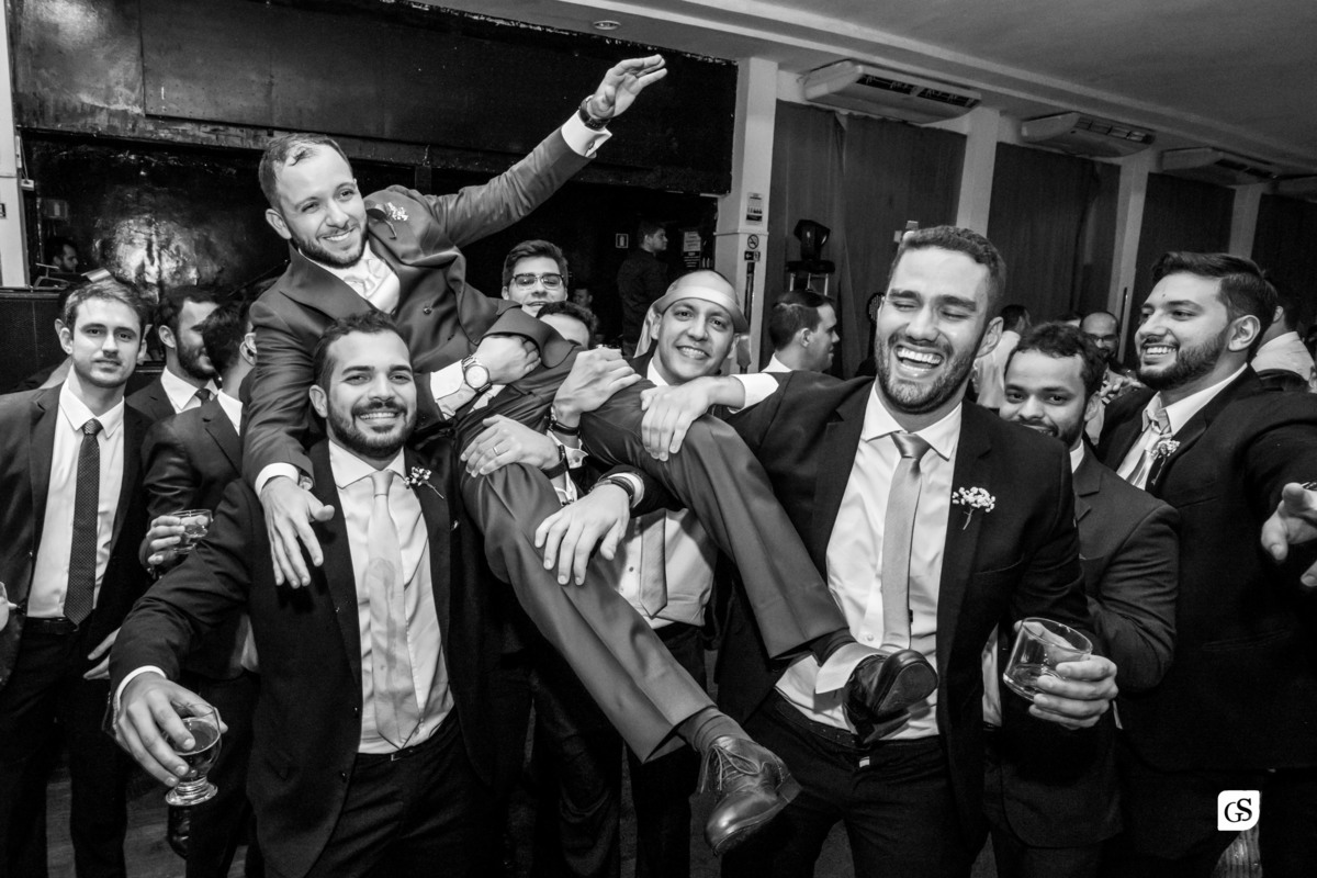 diversão dos noivos recém casados na recepção com muita alegria