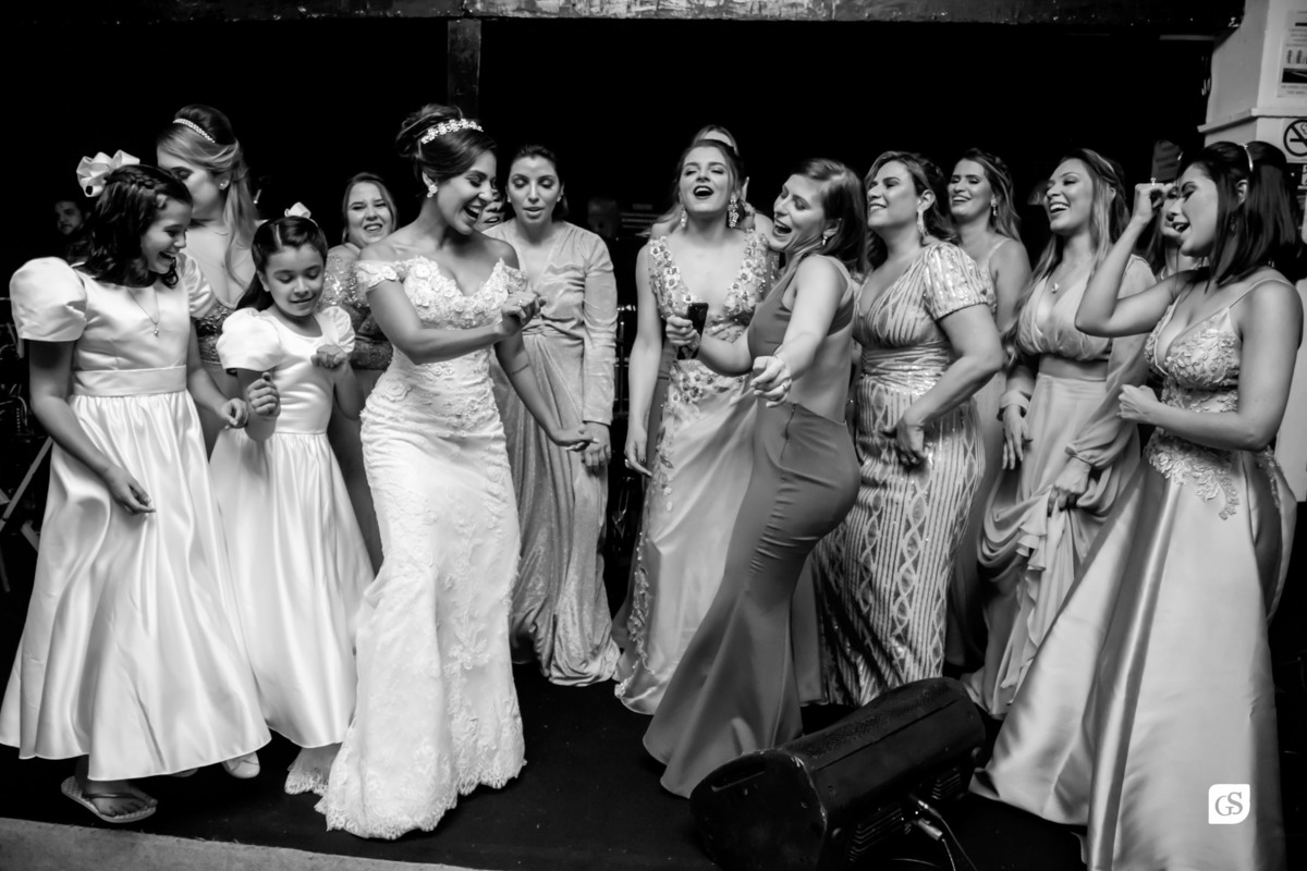 diversão dos noivos recém casados na recepção com muita alegria