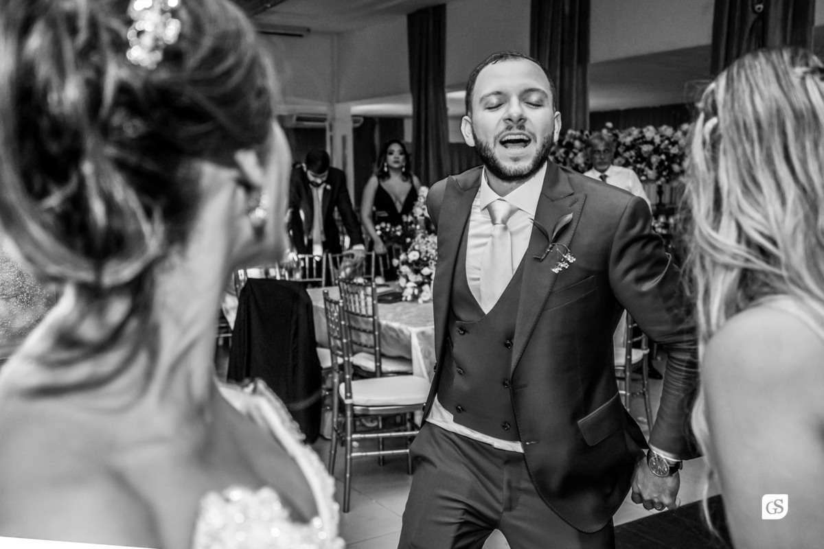 diversão dos noivos recém casados na recepção com muita alegria