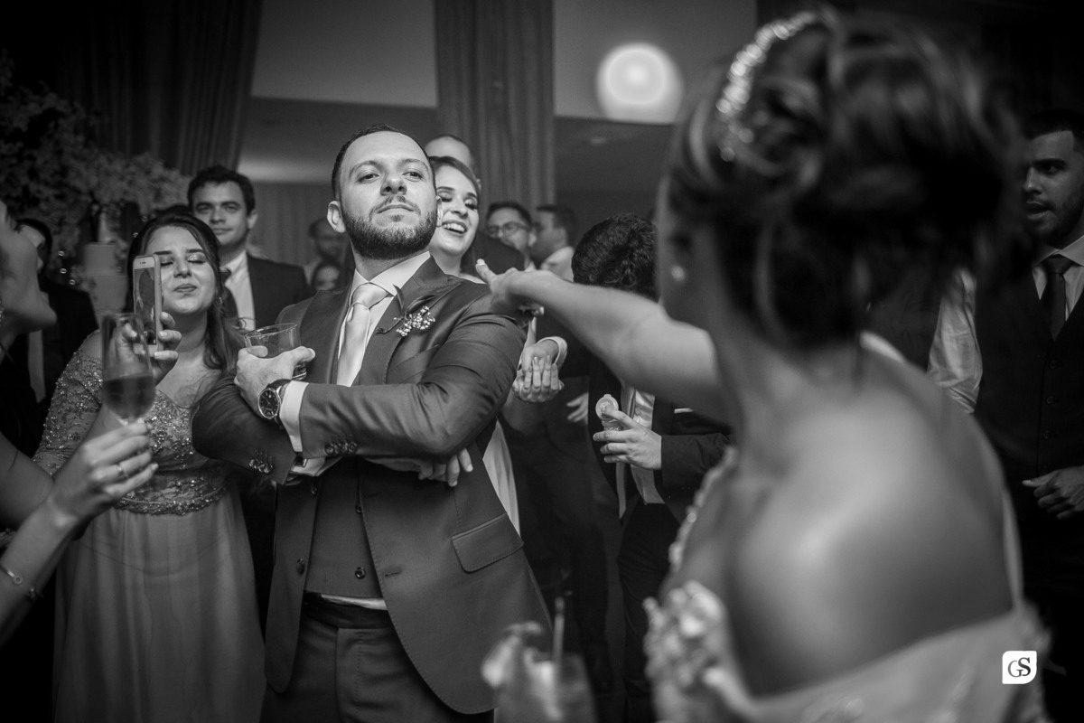 diversão dos noivos recém casados na recepção com muita alegria