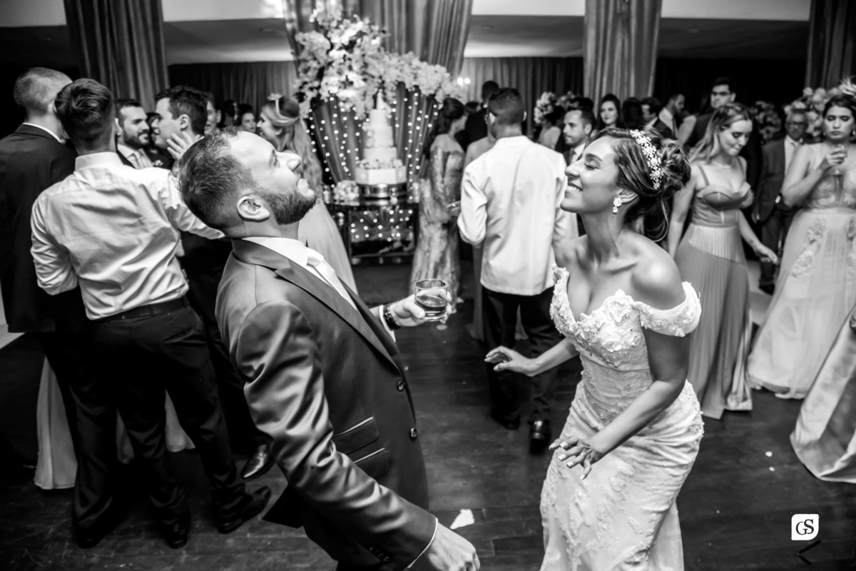 diversão dos noivos recém casados na recepção com muita alegria